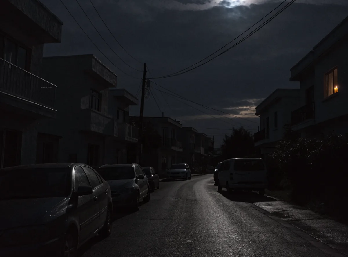 Colonia a oscuras durante un corte de energía nocturno