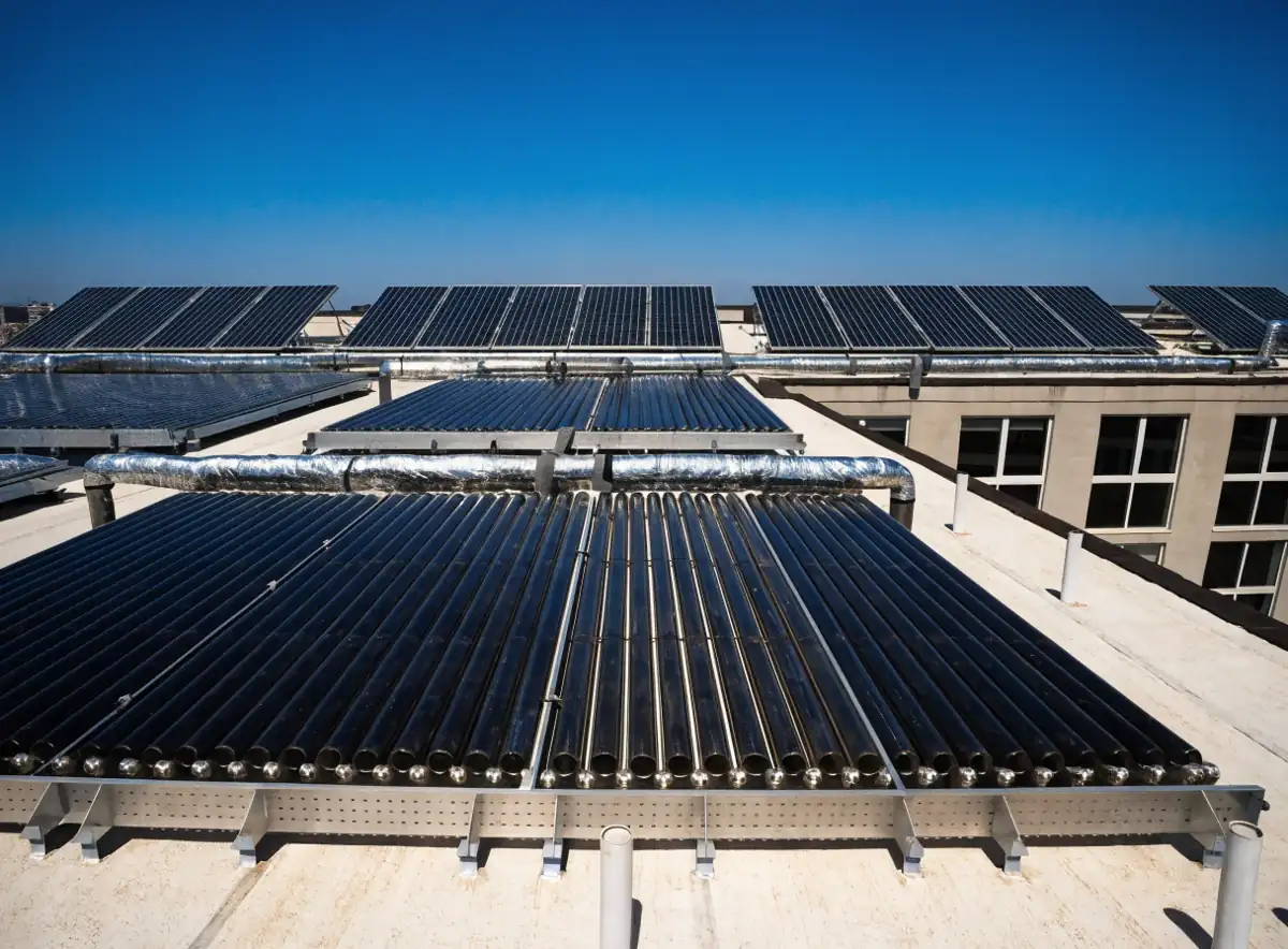 Seis calentadores solares instalados en la azotea de un hotel
