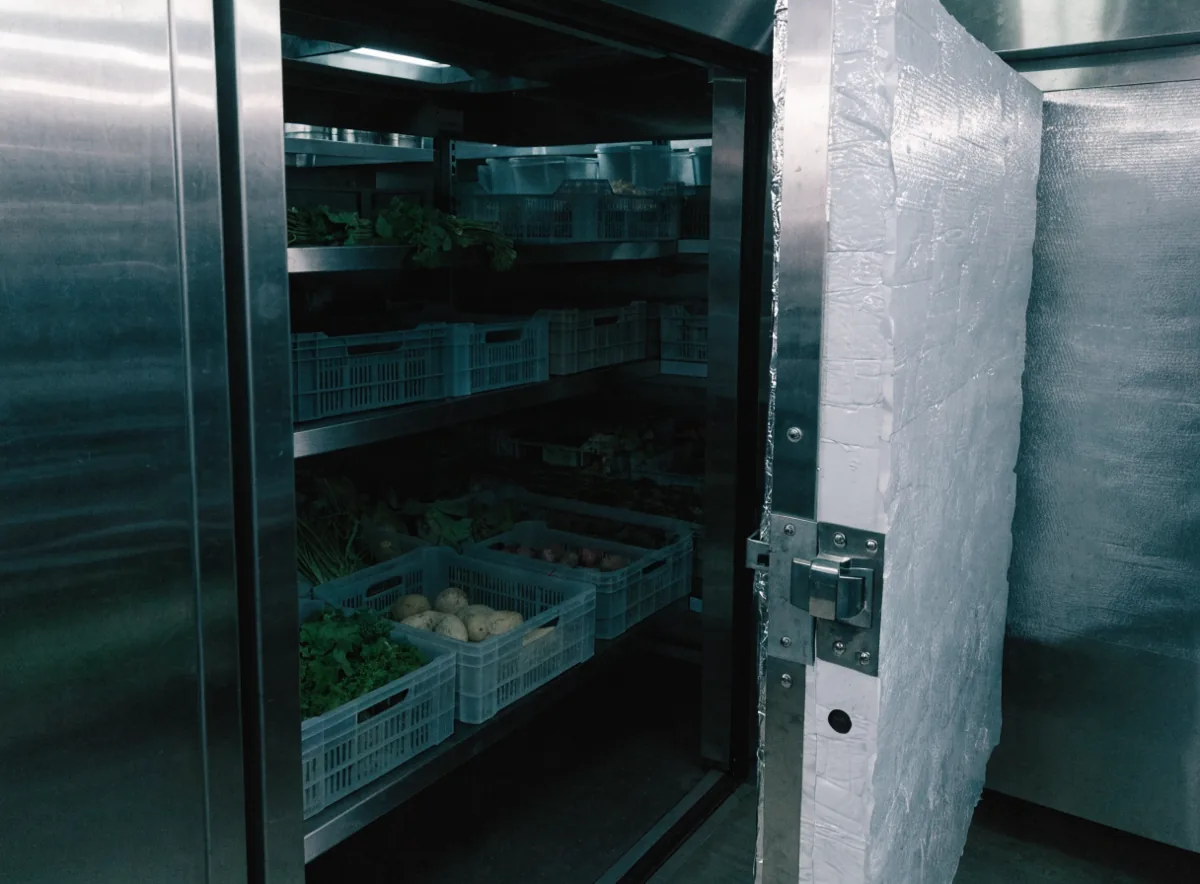 Cámara de refrigeración de acero inoxidable en un negocio