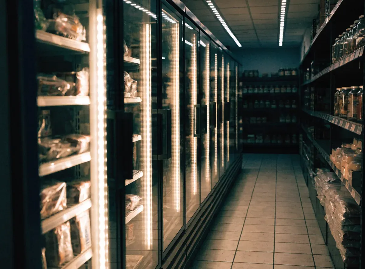 Pasillo de tienda con refrigeradores de puerta de vidrio