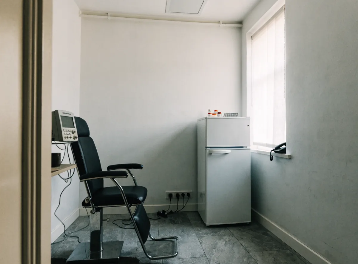 Consultorio con equipo médico conectado