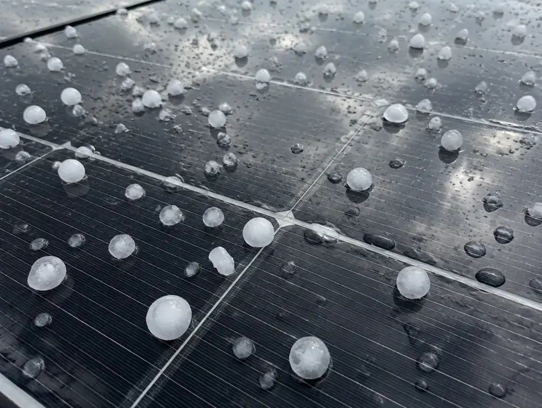 Granizo del tamaño de canicas sobre el vidrio de un panel solar