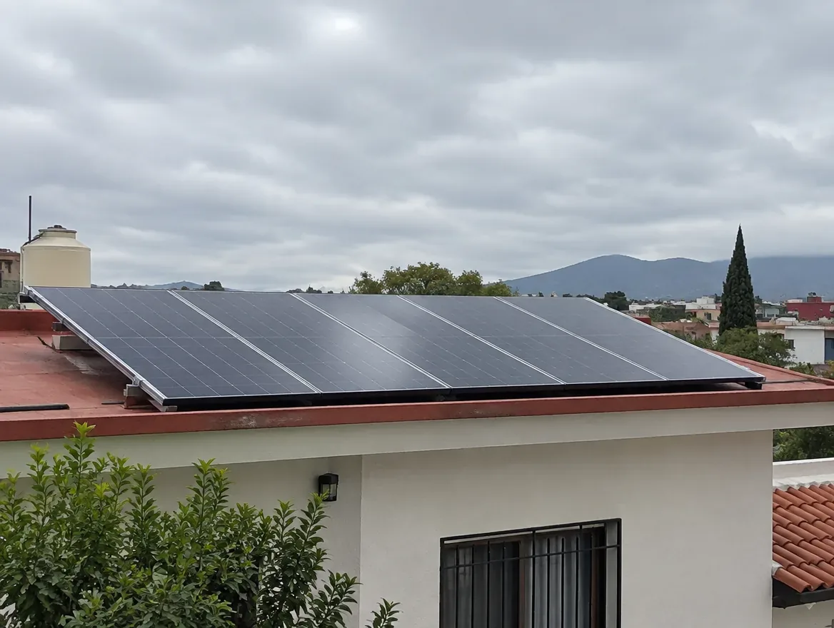Paneles solares en un día nublado